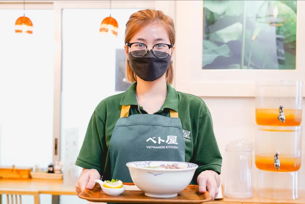 Nhân viên tận tâm phục vụ món ăn nguyên bản